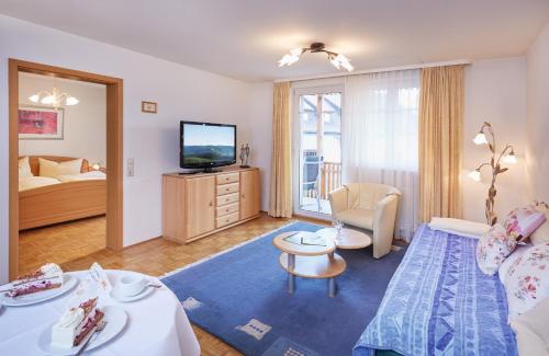 um quarto de hotel com uma cama e uma televisão e um quarto em Ferienwohnung Südschwarzwald em Bräunlingen