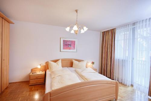 ein Schlafzimmer mit einem großen Bett und einem großen Fenster in der Unterkunft Ferienwohnung Südschwarzwald in Bräunlingen