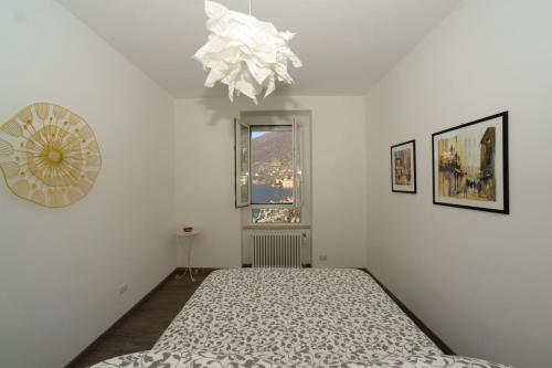 ベッラーノにあるCasa Luisaのベッドルーム1室(ベッド1台、シャンデリア付)