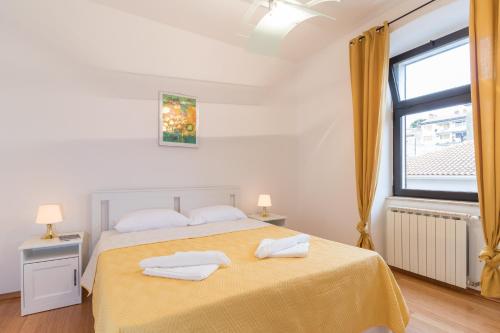 1 dormitorio con 1 cama con 2 toallas en Fiorelin en Pula