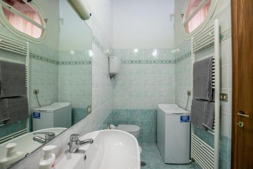 bagno con lavandino e servizi igienici di Palazzo Dei Consoli a Deruta