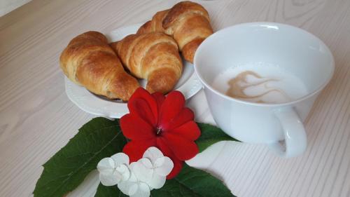 een bord croissants en een kopje koffie bij B&B Alla Bon'ora in Volpago del Montello