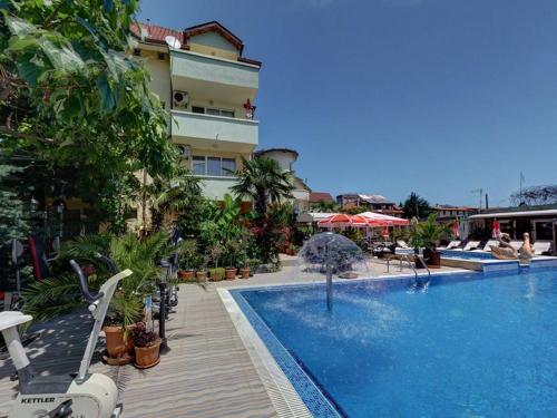 Bazen u ili blizu objekta Family Hotel Gogov