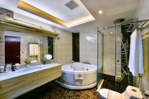 Kylpyhuone majoituspaikassa Golden Dune Hotel Turaif