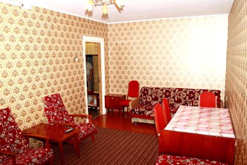 - un salon avec des chaises rouges et une table dans l'établissement Prime Home 4, à Tchernihiv
