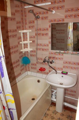 La salle de bains est pourvue d'un lavabo, d'une douche et d'une baignoire. dans l'établissement Prime Home 4, à Tchernihiv