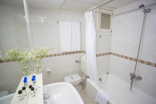 La salle de bains est pourvue de toilettes, d'une baignoire et d'un lavabo. dans l'établissement Gandia Playa, à Gandía