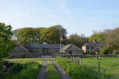 ein Haus mit einer Flagge mitten auf einem Feld in der Unterkunft Top Parts Bed & Breakfast in Abbotsbury