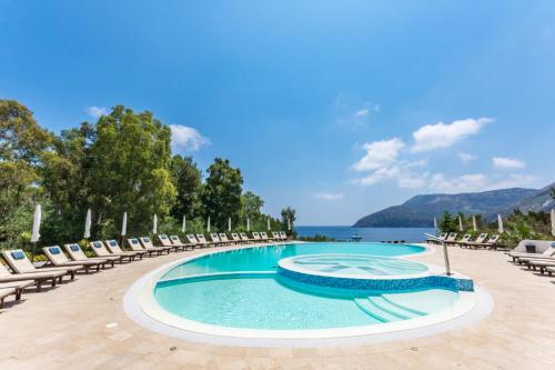 basen z leżakami i oceanem w obiekcie Vulcano Blu Residence w mieście Vulcano