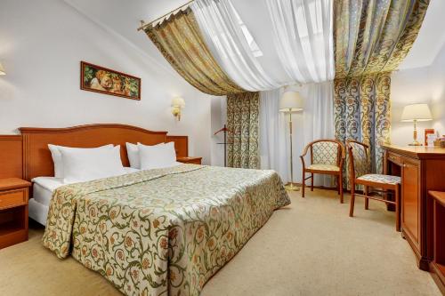 En eller flere senge i et værelse på Assambleya Nikitskaya