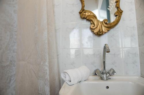 A bathroom at Eirinaki House