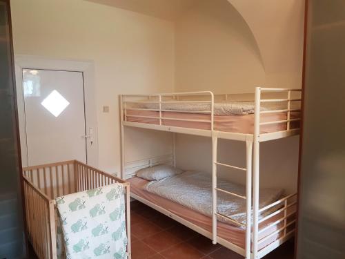 Cette chambre comprend 2 lits superposés et un miroir. dans l'établissement Artemis Farm Apartments, à Bad Blumau