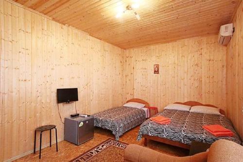 ゴルビツカヤにあるOgni Stolitsyのベッド2台とテレビが備わる客室です。