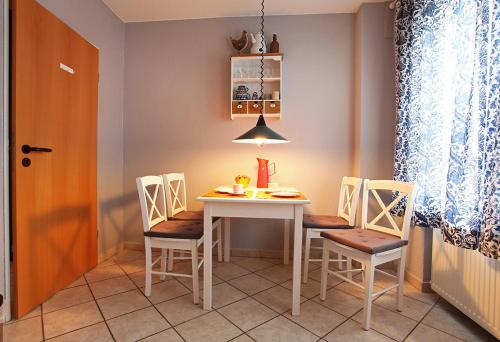 ヴァンガーオーゲにあるSeehundのダイニングルーム(テーブル、椅子、照明付)