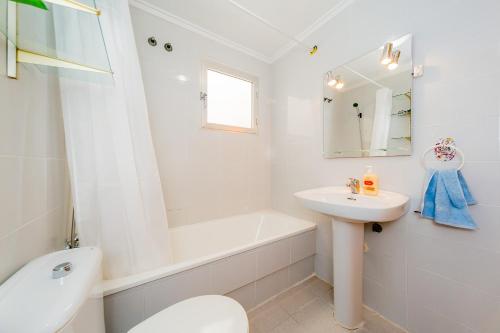 トレビエハにあるALEGRIA ID68の白いバスルーム(シンク、バスタブ、トイレ付)