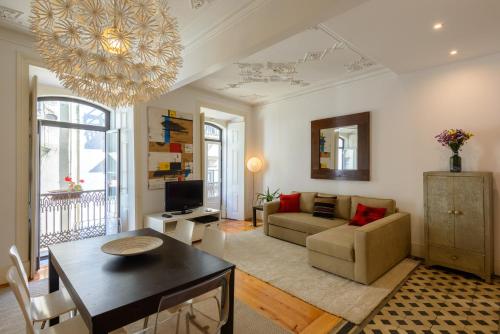 リスボンにあるBeautiful apartment in Bairro Alto - Quiteのリビングルーム(ソファ、テーブル付)