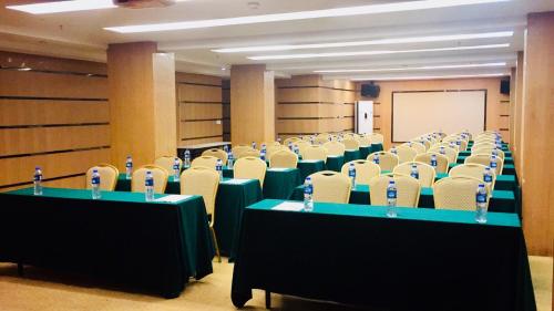 a conference room with tables and chairs and a whiteboard at Slowcom┃Yuebei Hotel （Guangzhou Provincial Government) in Guangzhou