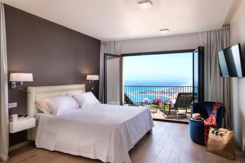 Schlafzimmer mit einem Bett und Meerblick in der Unterkunft The View Luxury Apartments Taormina in Taormina