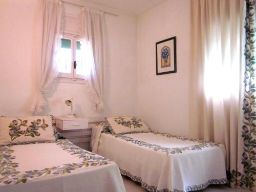 マルベーリャにあるCasa Playaのベッド2台と窓が備わる客室です。