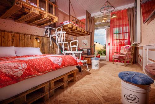 sypialnia z łóżkiem piętrowym i drabiną w obiekcie Karls Hotel ALLES PALETTI w mieście Rövershagen