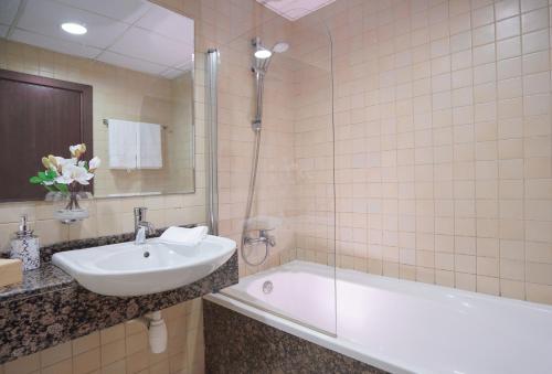 La salle de bains est pourvue d'un lavabo et d'une baignoire. dans l'établissement Luxury Casa - Elite Marina 1 Bedroom Apartment - JBR Beach, à Dubaï
