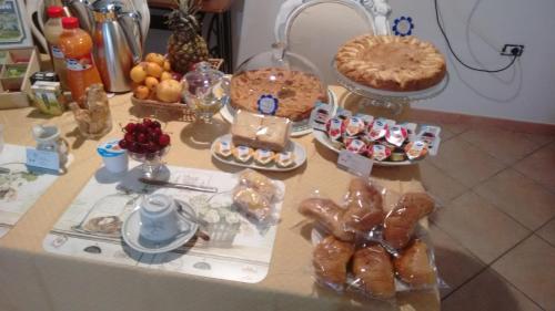 a table topped with lots of different types of food at Sa Brobei in Simaxis