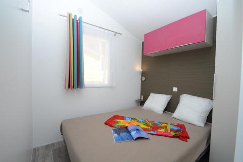 Postel nebo postele na pokoji v ubytování Camping les Playes