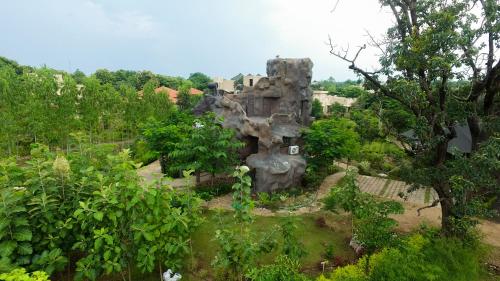 an old castle in the middle of a garden at Tathastu Pench in Khawāsa