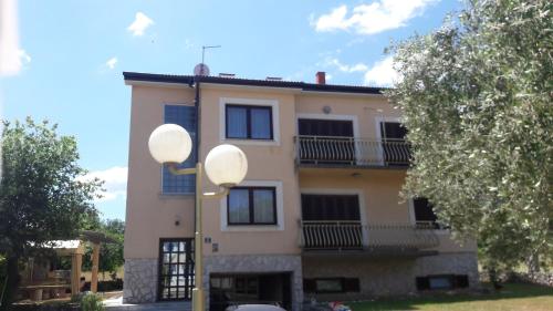 ein Haus mit Straßenbeleuchtung davor in der Unterkunft Apartment Ivan in Vantačići