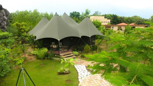 an overhead view of a large tent in a garden at Tathastu Pench in Khawāsa