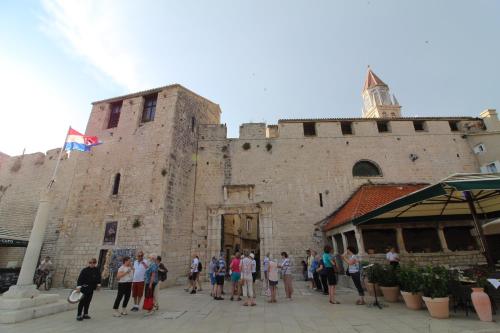 a group of people standing in front of a castle at Narancin Apartments in Trogir