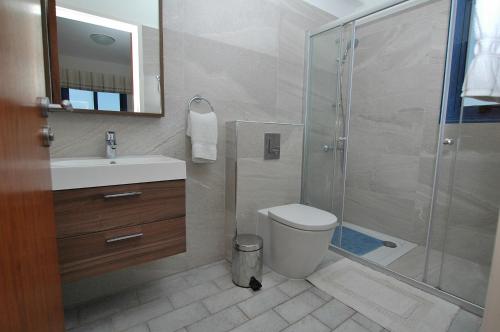 A bathroom at Kymmates Beach Front Villas