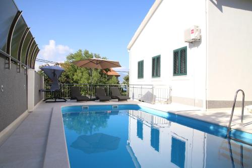Swimming pool sa o malapit sa Luxury House with Pool