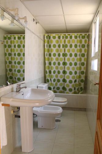 a bathroom with two toilets and a sink at Atico centro Alicante in Alicante