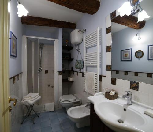 La salle de bains est pourvue d'un lavabo et de toilettes. dans l'établissement B&B Palazzo Solimena, à Naples