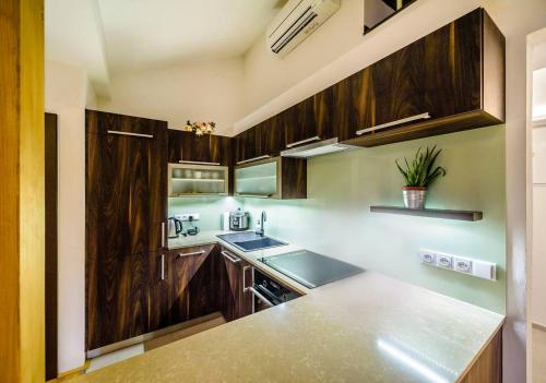 Una cocina o cocineta en Rooftop Triplex Apartment in Centre