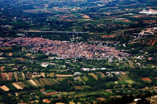 an aerial view of a city with houses and trees at Appartamento Il Corso in Pratola Peligna
