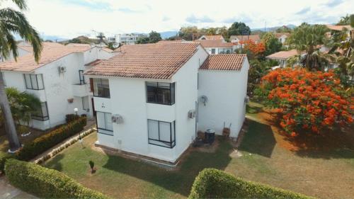 - une vue aérienne sur une maison blanche avec une cour dans l'établissement Casa Quinta Melgar, à Melgar