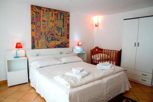 una camera da letto con un letto e un dipinto sul muro di Casa Sole a Tricase