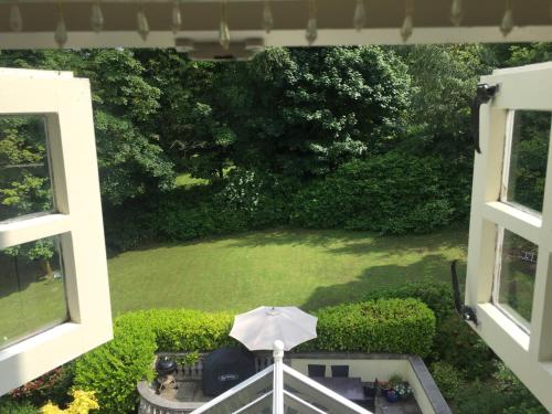Κήπος έξω από το Larchmount House B&B