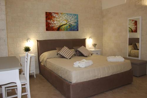 una camera da letto con un letto e due asciugamani di Dimora della Nonna a Mola di Bari