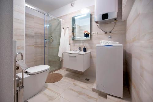 een badkamer met een toilet, een wastafel en een douche bij Apartment Anastasia in Rovinj