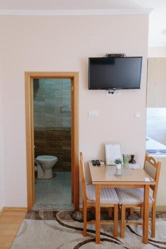 TV a/nebo společenská místnost v ubytování Sun City Apartments