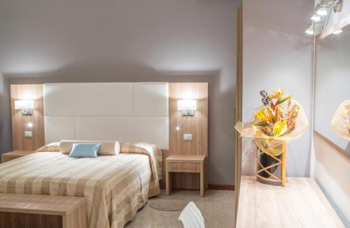 Hotel Solmar tesisinde bir odada yatak veya yataklar