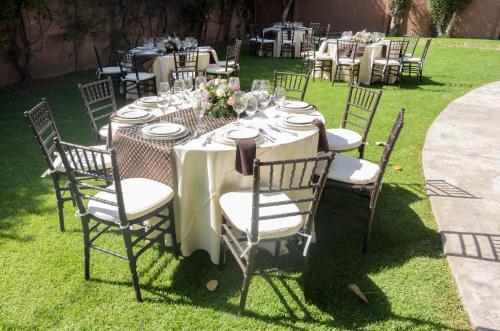 a table set up for a wedding in the grass at Hotel San Francisco Leon in León