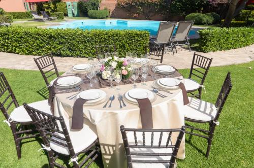 a table set up for a wedding reception in the grass at Hotel San Francisco Leon in León