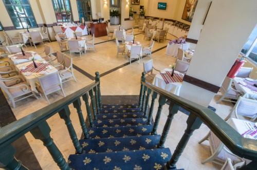 an overhead view of a dining hall with tables and chairs at Hotel San Francisco Leon in León