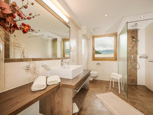 łazienka z umywalką i toaletą w obiekcie Hotel Gletscherblick w mieście Hippach