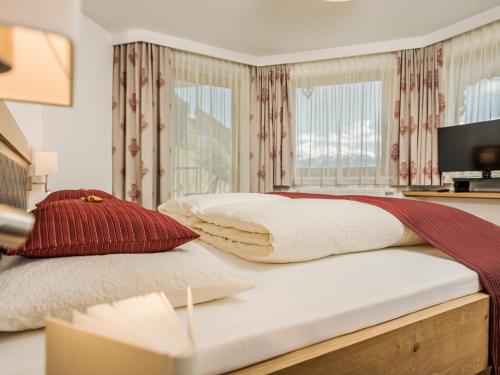 um quarto com uma cama e uma televisão numa mesa em Hotel Gletscherblick em Hippach