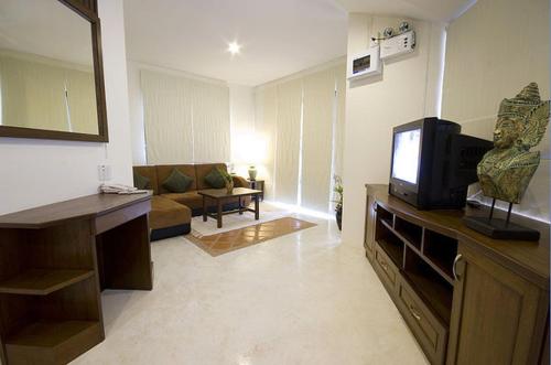 TV a/nebo společenská místnost v ubytování Pangrujee Resort